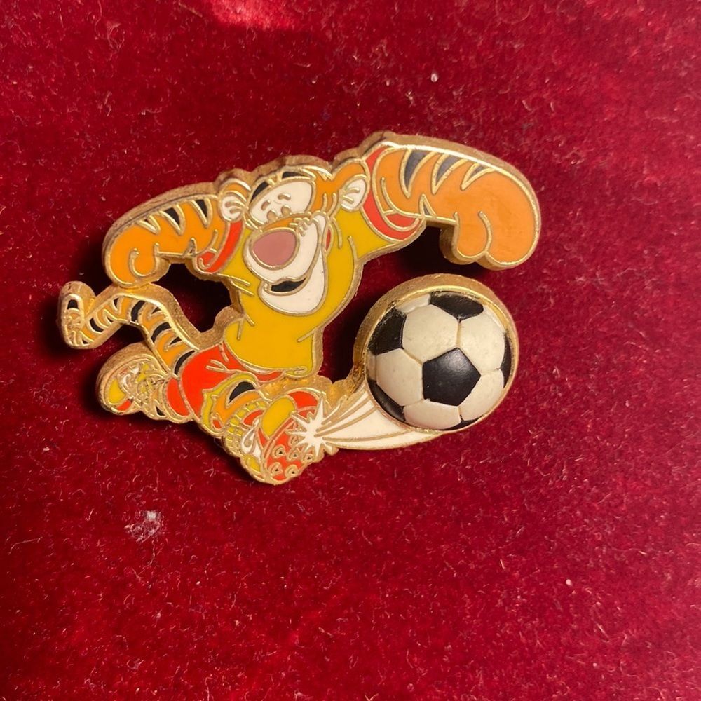 Disney 2002 Tigger Soccer Pin